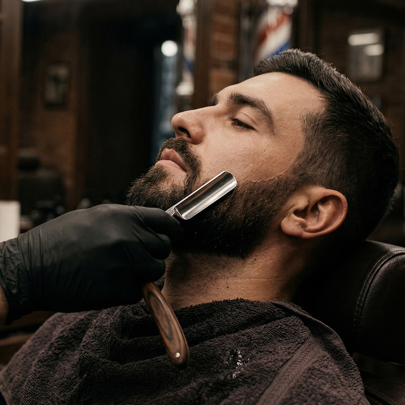 Barber modeluje brodę mężczyzny w profesjonalnym barbershopie Joker Barber